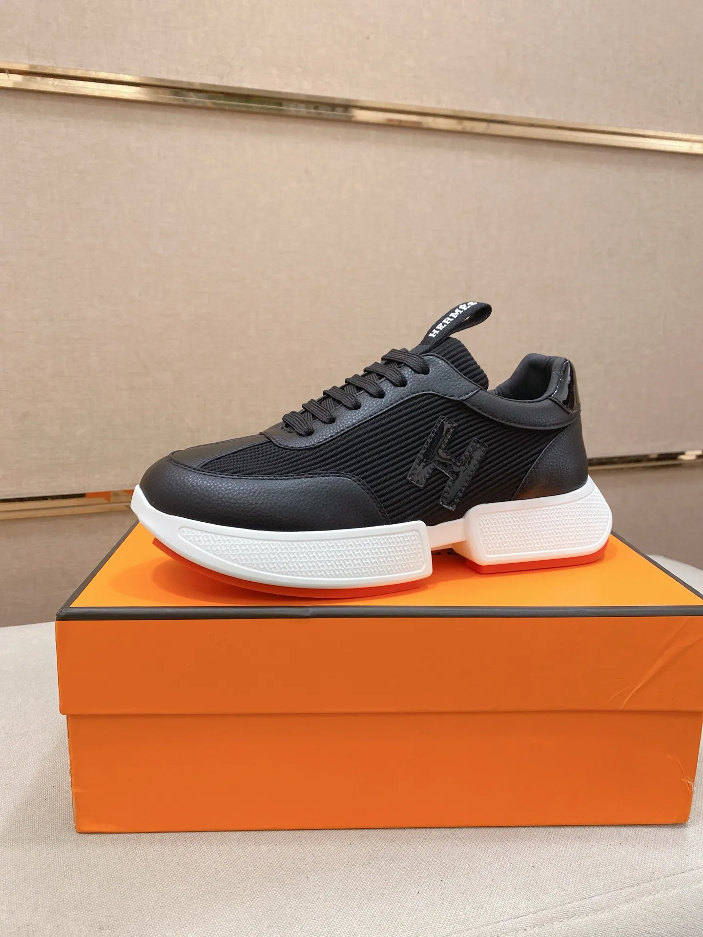 Ex-factory price: 460💰《HERMES》【Classic original single version】Hermès; top 🔝purchasing agent🔍🔍men's latest 🇺🇸 counter sales simultaneously, imported from Italy original ▲▲cowhide ▲▲ (high-end, nobility, class) ) Exquisite workmanship (Italian 🇮🇹 imported water-dyed 🐂 cowhide lining) sole: original sole provided by the original factory, ⚠️exclusive double-layer activity·TPR·rubber·combined molded outsole; super comfortable·wear-resistant·non-slip·environmental protection The real thing is more beautiful if you take the real thing (high quality, follow the order). You can enter and exit the counter at will * Number of yards: 38-44 (45 can be customized and cannot be returned or exchanged)